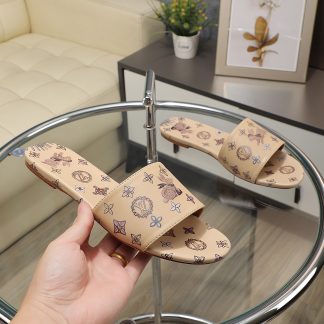 Louis Vuitton low-top flip flops