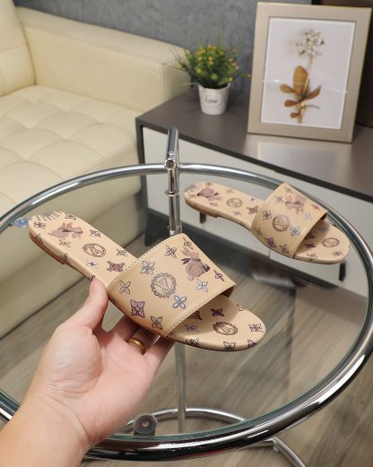 Louis Vuitton low-top flip flops
