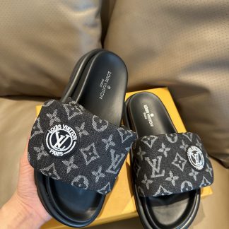 Louis Vuitton classic slippers
