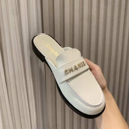 Chanel spring and summer new white brick buckle letter advanced and durable lazy half slippers