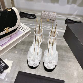 Chanel's new early spring camellia sheepskin fabric thick-heeled white sandals with a heel height of 2.5cm