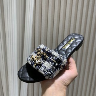 Chanel spring and summer new black and white goddess elegant and durable flat sandals