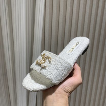 Chanel spring and summer new white goddess elegant and durable flat sandals