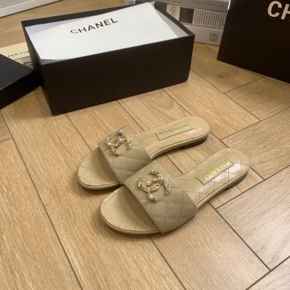 Chanel's new spring and summer apricot-colored flat sandals with a ladylike temperament