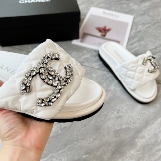 Chanel couple's high-end fashionable white sandals