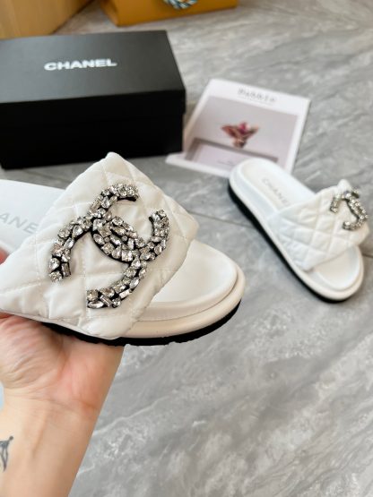 Chanel couple's high-end fashionable white sandals
