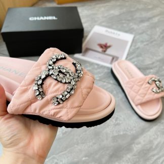 Chanel couple's high-end fashionable pink sandals