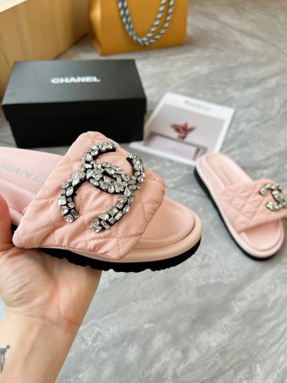 Chanel couple's high-end fashionable pink sandals