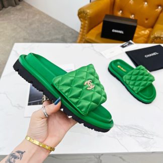 Chanel couple's high-end fashionable green sandals