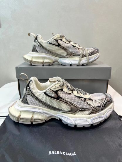 Balenciaga trendy versatile sneakers