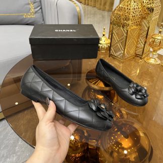 Chanel autumn and winter new black with camellia small round head retro loafers