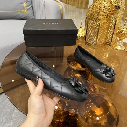 Chanel autumn and winter new black with camellia small round head retro loafers