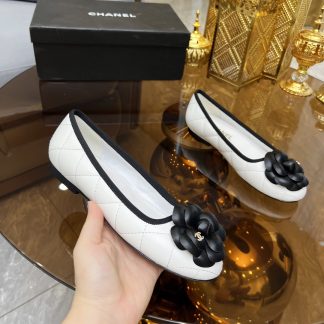 Chanel autumn and winter new white round head with camellia retro loafers