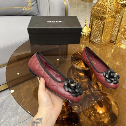 Chanel autumn and winter new red round head with camellia retro loafers