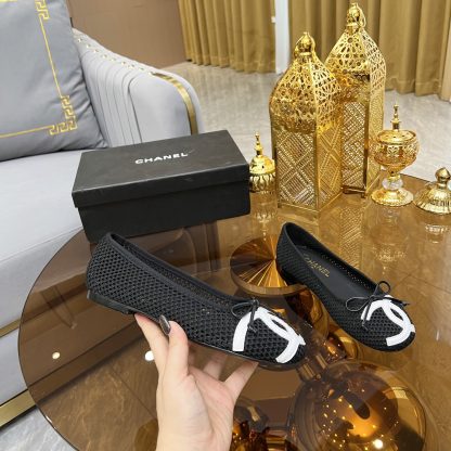 Chanel autumn and winter new black round head with bow retro loafers