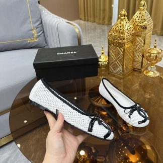 Chanel autumn and winter new white round head with bow retro loafers