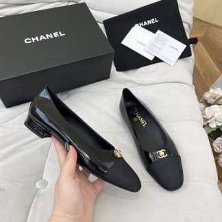 Chanel autumn and winter new small round head black shiny retro loafers