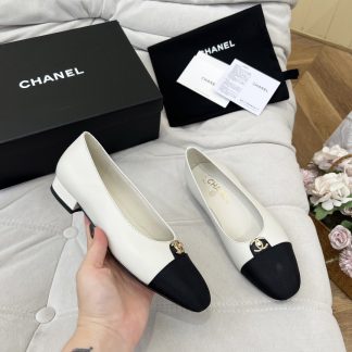Chanel autumn and winter new small round head white retro loafers