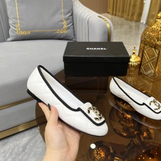 Chanel autumn and winter new white small round head retro loafers