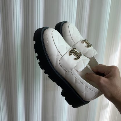 Chanel autumn and winter small round head slim retro style white loafers heel height 4.5cm