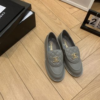 Chanel's new elegant and durable blue-gray loafers for early spring