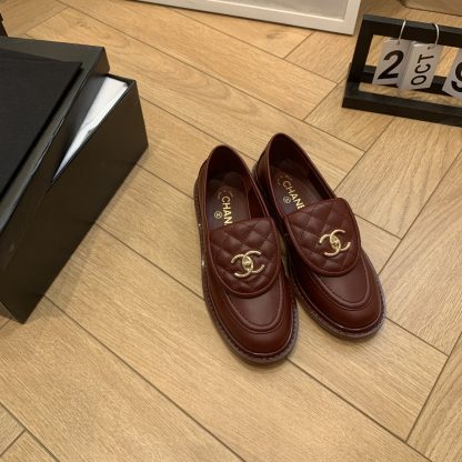 Chanel's new elegant and durable red loafers for early spring