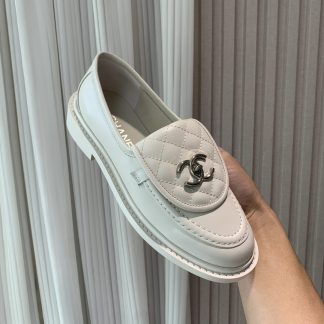 Chanel's new elegant and durable beige loafers for early spring