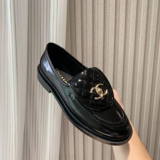 Chanel's new elegant and durable black loafers for early spring