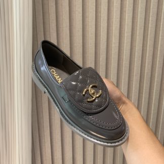 Chanel's new elegant and durable blue-gray shiny loafers for early spring
