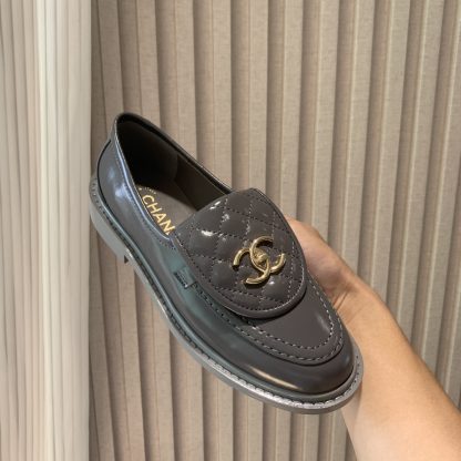 Chanel's new elegant and durable blue-gray shiny loafers for early spring