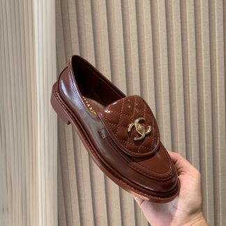 Chanel's new elegant and durable red shiny loafers for early spring