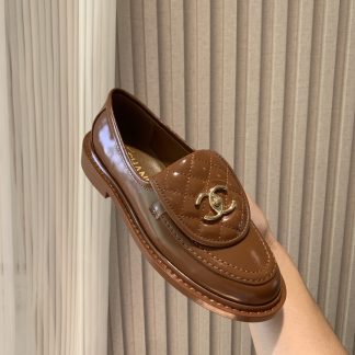 Chanel's new elegant and durable brown loafers for early spring