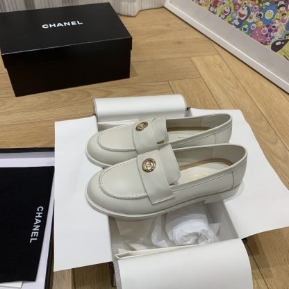Chanel autumn and winter new white retro style small round head loafers