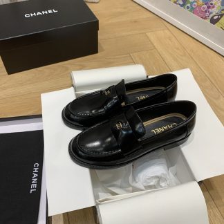 Chanel autumn and winter new black shiny retro style small round head loafers