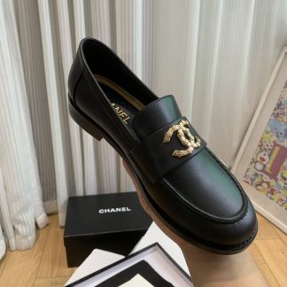 Chanel early spring season new retro style black matte small square head loafers