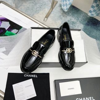 Chanel's new early spring black shiny beautiful and comfortable loafers with a heel height of 2.5cm