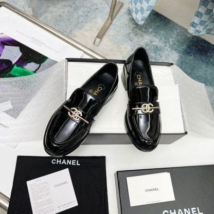 Chanel's new early spring black shiny beautiful and comfortable loafers with a heel height of 2.5cm