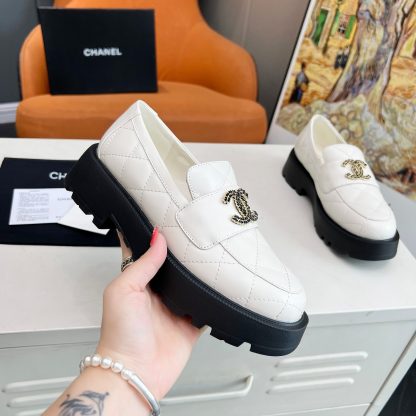 Chanel autumn and winter delicate small round head slim white loafers