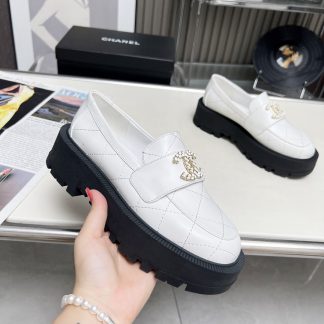 Chanel autumn and winter series new retro style small round head white loafers
