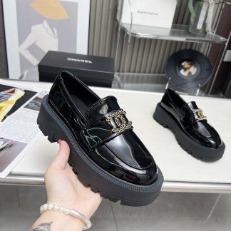 Chanel autumn and winter series new retro style small round head black shiny loafers
