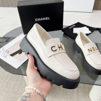 Chanel autumn and winter series white new small round head European and American catwalk loafers