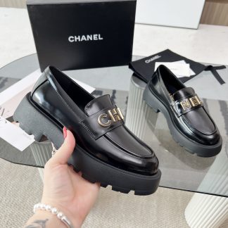 Chanel autumn and winter series black shiny new small round head European and American catwalk style loafers