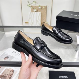 Chanel's new black shiny early spring small round head delicate loafers