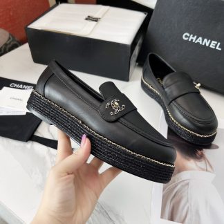 Chanel's new four seasons retro style small round head black loafers