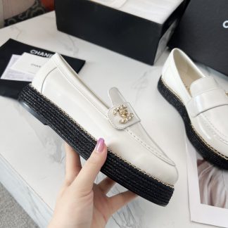 Chanel's new four seasons retro style small round toe white loafers