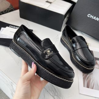 Chanel's new four seasons retro style small round head black shiny loafers