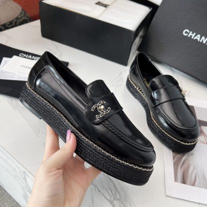 Chanel's new four seasons retro style small round head black shiny loafers