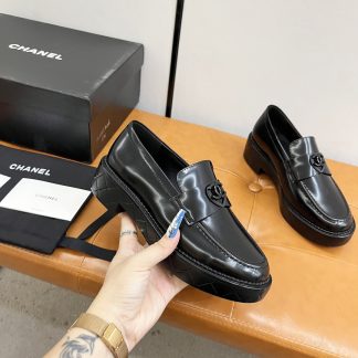Chanel Autumn and Winter Series Black Shiny Small Round Toe Slim Loafers