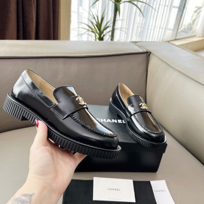 Chanel Early Spring Dance Shoes Series Black Shiny Small Round Head Retro Loafers