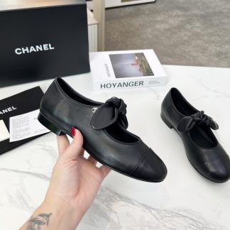 Chanel black autumn and winter retro style small round head with bow loafers